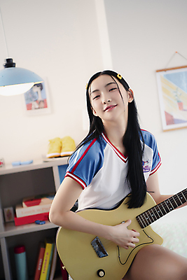 포토 JPG 우먼라이프 여자 연주 실내 한명 미소 웃음 상반신 20대 성인 앞모습 뷰티 한국인 기타 즐거움 의료성형뷰티 싱글라이프 성인여자한명만 힙스터 뉴트로 국내포토 1 라이프스타일 패션 감정 음악 뷰포인트 현악기 표정 사람 동양인 청년 내부 복고 여자한명만 성인여자만 파일형식