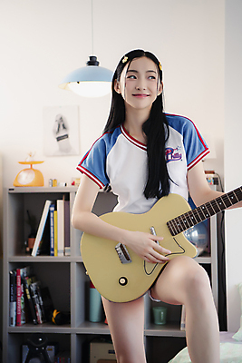 포토 JPG 우먼라이프 여자 연주 실내 한명 미소 웃음 상반신 20대 성인 앞모습 뷰티 한국인 기타 치기 의료성형뷰티 싱글라이프 성인여자한명만 힙스터 뉴트로 국내포토 1 라이프스타일 패션 음악 뷰포인트 모션 현악기 표정 사람 동양인 청년 내부 복고 여자한명만 성인여자만 파일형식