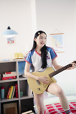 포토 JPG 우먼라이프 여자 연주 실내 한명 미소 웃음 들기 상반신 20대 성인 앞모습 뷰티 한국인 기타 의료성형뷰티 싱글라이프 성인여자한명만 힙스터 뉴트로 국내포토 1 라이프스타일 패션 음악 뷰포인트 모션 현악기 표정 사람 동양인 청년 내부 복고 여자한명만 성인여자만 파일형식