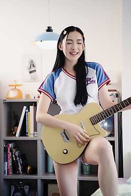 포토 JPG 우먼라이프 여자 연주 실내 한명 미소 웃음 상반신 20대 성인 앞모습 뷰티 눈감음 한국인 기타 즐거움 의료성형뷰티 싱글라이프 성인여자한명만 힙스터 뉴트로 국내포토 1 라이프스타일 패션 감정 음악 뷰포인트 모션 현악기 표정 사람 동양인 청년 내부 복고 여자한명만 성인여자만 파일형식