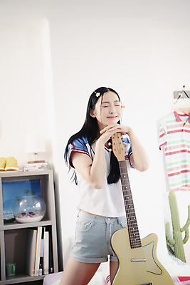 포토 JPG 우먼라이프 여자 실내 한명 미소 웃음 상반신 20대 성인 앞모습 뷰티 눈감음 기댐 한국인 기타 의료성형뷰티 싱글라이프 성인여자한명만 힙스터 뉴트로 국내포토 1 라이프스타일 패션 뷰포인트 모션 현악기 표정 사람 동양인 청년 내부 복고 여자한명만 성인여자만 파일형식