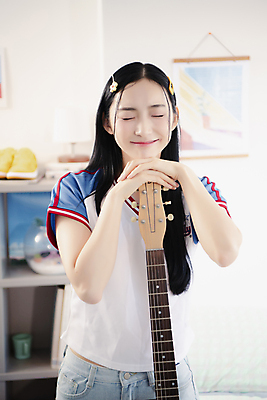 포토 JPG 우먼라이프 여자 실내 한명 미소 웃음 상반신 20대 성인 앞모습 뷰티 눈감음 기댐 한국인 기타 의료성형뷰티 싱글라이프 성인여자한명만 힙스터 뉴트로 국내포토 1 라이프스타일 패션 뷰포인트 모션 현악기 표정 사람 동양인 청년 내부 복고 여자한명만 성인여자만 파일형식