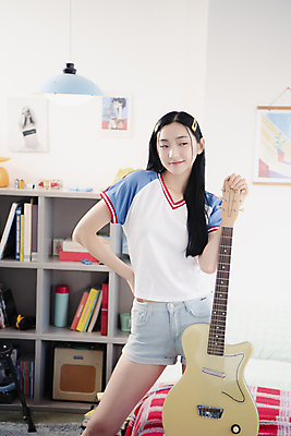 포토 JPG 우먼라이프 여자 허리손 실내 한명 미소 웃음 상반신 20대 성인 앞모습 뷰티 한국인 기타 잡기 곁눈질 의료성형뷰티 싱글라이프 성인여자한명만 힙스터 뉴트로 국내포토 1 라이프스타일 패션 뷰포인트 포즈 모션 현악기 표정 사람 동양인 청년 내부 복고 여자한명만 성인여자만 파일형식