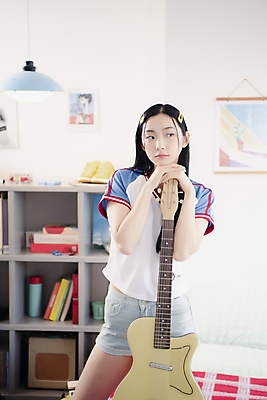 포토 JPG 우먼라이프 응시 여자 실내 무표정 한명 상반신 20대 성인 앞모습 뷰티 기댐 한국인 기타 곁눈질 의료성형뷰티 싱글라이프 성인여자한명만 힙스터 뉴트로 국내포토 1 라이프스타일 시선 패션 감정 뷰포인트 모션 현악기 표정 사람 동양인 청년 내부 복고 여자한명만 성인여자만 파일형식