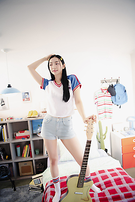 포토 JPG 전신 우먼라이프 여자 실내 한명 서기 미소 20대 성인 앞모습 뷰티 한국인 기타 침대 잡기 의료성형뷰티 싱글라이프 성인여자한명만 힙스터 뉴트로 국내포토 1 라이프스타일 패션 뷰포인트 가구 모션 현악기 표정 사람 동양인 청년 내부 복고 여자한명만 성인여자만 파일형식