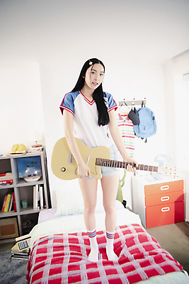 포토 JPG 전신 우먼라이프 응시 여자 실내 한명 서기 들기 20대 성인 앞모습 뷰티 한국인 기타 침대 의료성형뷰티 싱글라이프 성인여자한명만 힙스터 뉴트로 국내포토 1 라이프스타일 시선 패션 뷰포인트 가구 모션 현악기 사람 동양인 청년 내부 복고 여자한명만 성인여자만 파일형식