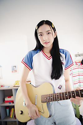 포토 JPG 우먼라이프 응시 여자 실내 한명 미소 들기 상반신 20대 성인 앞모습 뷰티 한국인 기타 의료성형뷰티 싱글라이프 성인여자한명만 힙스터 뉴트로 국내포토 1 라이프스타일 시선 패션 뷰포인트 모션 현악기 표정 사람 동양인 청년 내부 복고 여자한명만 성인여자만 파일형식