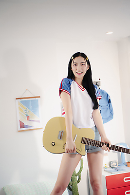 포토 JPG 우먼라이프 여자 실내 한명 미소 들기 상반신 20대 성인 앞모습 뷰티 한국인 기타 의료성형뷰티 싱글라이프 성인여자한명만 힙스터 뉴트로 국내포토 1 라이프스타일 패션 뷰포인트 모션 현악기 표정 사람 동양인 청년 내부 복고 여자한명만 성인여자만 파일형식