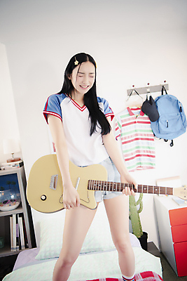 포토 JPG 우먼라이프 여자 실내 한명 서기 미소 들기 상반신 20대 성인 앞모습 뷰티 눈감음 한국인 기타 의료성형뷰티 싱글라이프 성인여자한명만 힙스터 뉴트로 국내포토 1 라이프스타일 패션 뷰포인트 모션 현악기 표정 사람 동양인 청년 내부 복고 여자한명만 성인여자만 파일형식