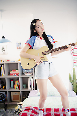 포토 JPG 전신 우먼라이프 여자 연주 실내 한명 서기 들기 20대 성인 앞모습 옆모습 뷰티 한국인 기타 즐거움 의료성형뷰티 싱글라이프 성인여자한명만 힙스터 뉴트로 국내포토 1 라이프스타일 패션 감정 음악 뷰포인트 모션 현악기 사람 동양인 청년 내부 복고 여자한명만 성인여자만 파일형식