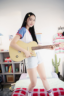 포토 JPG 전신 우먼라이프 응시 여자 실내 한명 서기 미소 들기 20대 성인 옆모습 뷰티 한국인 기타 의료성형뷰티 싱글라이프 성인여자한명만 힙스터 뉴트로 국내포토 1 라이프스타일 시선 패션 뷰포인트 모션 현악기 표정 사람 동양인 청년 내부 복고 여자한명만 성인여자만 파일형식