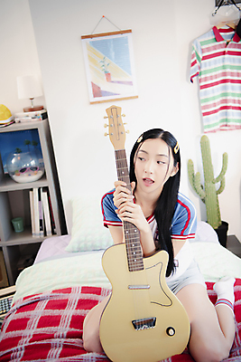 포토 JPG 전신 우먼라이프 응시 여자 실내 한명 20대 성인 앞모습 뷰티 한국인 기타 침대 잡기 무릎꿇기 곁눈질 의료성형뷰티 싱글라이프 성인여자한명만 힙스터 뉴트로 국내포토 1 라이프스타일 시선 패션 뷰포인트 가구 모션 현악기 사람 동양인 청년 내부 복고 여자한명만 성인여자만 파일형식