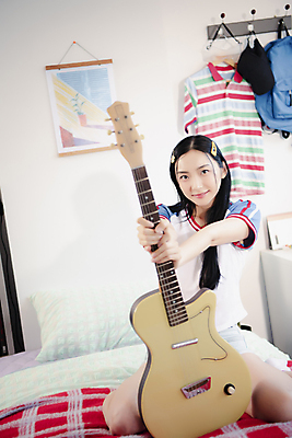 포토 JPG 전신 우먼라이프 응시 여자 실내 한명 미소 20대 성인 앞모습 뷰티 한국인 기타 침대 잡기 무릎꿇기 의료성형뷰티 싱글라이프 성인여자한명만 힙스터 뉴트로 국내포토 1 라이프스타일 시선 패션 뷰포인트 가구 모션 현악기 표정 사람 동양인 청년 내부 복고 여자한명만 성인여자만 파일형식