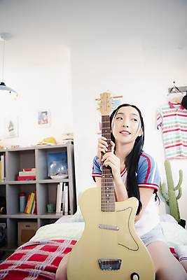 포토 JPG 전신 우먼라이프 응시 여자 실내 한명 미소 20대 성인 앞모습 뷰티 한국인 기타 침대 잡기 무릎꿇기 의료성형뷰티 싱글라이프 성인여자한명만 힙스터 뉴트로 국내포토 1 라이프스타일 시선 패션 뷰포인트 가구 모션 현악기 표정 사람 동양인 청년 내부 복고 여자한명만 성인여자만 파일형식