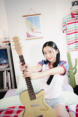 포토 JPG 전신 우먼라이프 응시 여자 실내 한명 미소 20대 성인 앞모습 뷰티 한국인 기타 침대 잡기 의료성형뷰티 싱글라이프 성인여자한명만 힙스터 뉴트로 국내포토 1 라이프스타일 시선 패션 뷰포인트 가구 모션 현악기 표정 사람 동양인 청년 내부 복고 여자한명만 성인여자만 파일형식