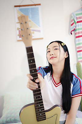 포토 JPG 우먼라이프 응시 여자 실내 한명 미소 상반신 20대 성인 앞모습 뷰티 한국인 기타 잡기 의료성형뷰티 싱글라이프 성인여자한명만 힙스터 뉴트로 국내포토 1 라이프스타일 시선 패션 뷰포인트 모션 현악기 표정 사람 동양인 청년 내부 복고 여자한명만 성인여자만 파일형식