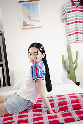 포토 JPG 우먼라이프 응시 여자 실내 한명 앉기 상반신 20대 성인 옆모습 뷰티 기댐 한국인 의료성형뷰티 싱글라이프 성인여자한명만 힙스터 뉴트로 국내포토 1 라이프스타일 시선 패션 뷰포인트 모션 사람 동양인 청년 내부 복고 여자한명만 성인여자만 파일형식