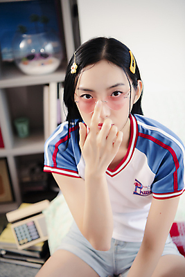 포토 JPG 우먼라이프 응시 여자 실내 한명 손짓 상반신 20대 성인 앞모습 아웃포커스 선글라스 뷰티 한국인 하트 올리기 의료성형뷰티 싱글라이프 성인여자한명만 힙스터 뉴트로 국내포토 모양 1 라이프스타일 시선 패션 안경 뷰포인트 모션 촬영기법 사람 동양인 청년 내부 복고 여자한명만 성인여자만 파일형식