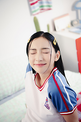 포토 JPG 우먼라이프 여자 실내 한명 미소 웃음 상반신 20대 성인 옆모습 아웃포커스 뷰티 눈감음 한국인 의료성형뷰티 싱글라이프 성인여자한명만 힙스터 뉴트로 국내포토 1 라이프스타일 패션 뷰포인트 모션 촬영기법 표정 사람 동양인 청년 내부 복고 여자한명만 성인여자만 파일형식