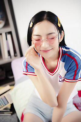 포토 JPG 우먼라이프 여자 실내 한명 미소 앉기 상반신 20대 성인 앞모습 아웃포커스 선글라스 뷰티 눈감음 한국인 하트 의료성형뷰티 싱글라이프 성인여자한명만 힙스터 뉴트로 국내포토 모양 1 라이프스타일 패션 안경 뷰포인트 모션 촬영기법 표정 사람 동양인 청년 내부 복고 여자한명만 성인여자만 파일형식