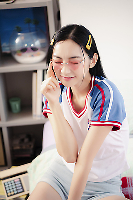 포토 JPG 우먼라이프 여자 실내 한명 미소 앉기 상반신 20대 성인 앞모습 옆모습 선글라스 뷰티 눈감음 한국인 하트 의료성형뷰티 싱글라이프 성인여자한명만 힙스터 뉴트로 국내포토 모양 1 라이프스타일 패션 안경 뷰포인트 모션 표정 사람 동양인 청년 내부 복고 여자한명만 성인여자만 파일형식