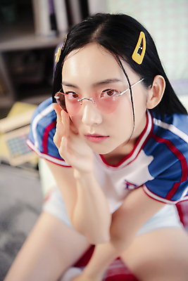 포토 JPG 우먼라이프 응시 여자 실내 한명 앉기 상반신 20대 성인 앞모습 아웃포커스 선글라스 뷰티 한국인 올려보기 하트 의료성형뷰티 싱글라이프 성인여자한명만 힙스터 뉴트로 국내포토 모양 1 라이프스타일 시선 패션 안경 뷰포인트 모션 촬영기법 사람 동양인 청년 내부 복고 여자한명만 성인여자만 파일형식