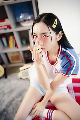 포토 JPG 전신 우먼라이프 응시 여자 실내 한명 앉기 손짓 20대 성인 앞모습 아웃포커스 선글라스 뷰티 한국인 하트 의료성형뷰티 싱글라이프 성인여자한명만 힙스터 뉴트로 국내포토 모양 1 라이프스타일 시선 패션 안경 뷰포인트 모션 촬영기법 사람 동양인 청년 내부 복고 여자한명만 성인여자만 파일형식