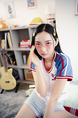 포토 JPG 우먼라이프 응시 여자 실내 한명 앉기 상반신 20대 성인 앞모습 선글라스 뷰티 한국인 하트 의료성형뷰티 싱글라이프 성인여자한명만 힙스터 뉴트로 국내포토 모양 1 라이프스타일 시선 패션 안경 뷰포인트 모션 사람 동양인 청년 내부 복고 여자한명만 성인여자만 파일형식