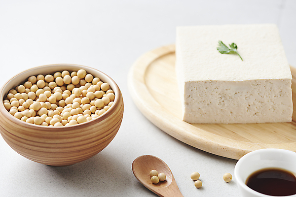 포토 JPG 스튜디오촬영 콩 사람없음 숟가락 흰배경 간장 두부 건강식 다이어트음식 두부요리 메주콩 국내포토 음식 백그라운드 다이어트 곡류 수저 실내 흰색 양념 파일형식