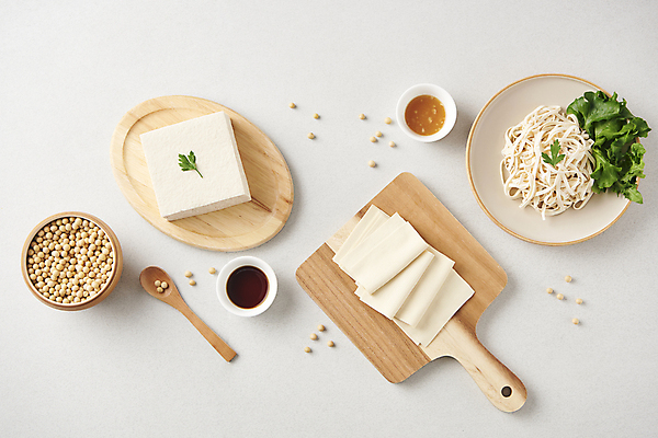 포토 JPG 스튜디오촬영 채소 콩 사람없음 하이앵글 숟가락 흰배경 간장 두부 건강식 다이어트음식 나무도마 두부요리 메주콩 두부면 국내포토 음식 뷰포인트 백그라운드 다이어트 곡류 도마 수저 실내 목재 흰색 양념 파일형식