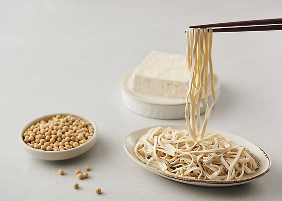포토 JPG 스튜디오촬영 젓가락 콩 들기 사람없음 흰배경 두부 건강식 다이어트음식 두부요리 메주콩 두부면 국내포토 음식 백그라운드 다이어트 모션 곡류 수저 실내 흰색 파일형식