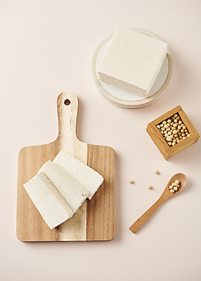 포토 JPG 스튜디오촬영 콩 사람없음 하이앵글 숟가락 두부 건강식 다이어트음식 되 나무도마 두부요리 메주콩 분홍색배경 국내포토 음식 뷰포인트 분홍색 백그라운드 다이어트 곡류 도마 수저 실내 목재 파일형식