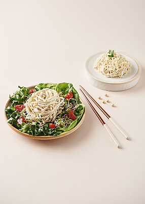 포토 JPG 스튜디오촬영 젓가락 방울토마토 콩 파슬리 사람없음 샐러드 건강식 다이어트음식 두부요리 메주콩 분홍색배경 두부면 국내포토 음식 분홍색 백그라운드 다이어트 토마토 채소 곡류 수저 실내 두부 파일형식