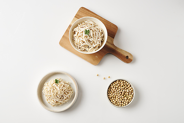 포토 JPG 스튜디오촬영 콩 파슬리 사람없음 하이앵글 흰배경 건강식 다이어트음식 나무도마 두부요리 메주콩 두부면 국내포토 음식 뷰포인트 백그라운드 다이어트 채소 곡류 도마 실내 목재 흰색 두부 파일형식