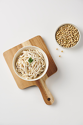 포토 JPG 스튜디오촬영 콩 사람없음 하이앵글 흰배경 건강식 다이어트음식 나무도마 두부요리 메주콩 두부면 국내포토 음식 뷰포인트 백그라운드 다이어트 곡류 도마 실내 목재 흰색 두부 파일형식