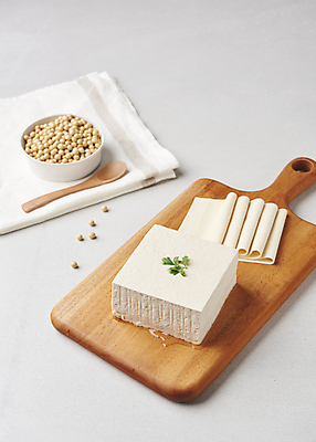 포토 JPG 스튜디오촬영 콩 사람없음 흰배경 두부 건강식 다이어트음식 나무도마 두부요리 메주콩 쌈두부 국내포토 음식 백그라운드 다이어트 곡류 도마 실내 목재 흰색 파일형식