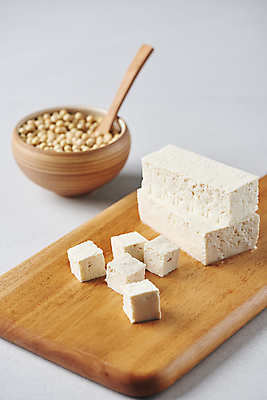 포토 JPG 스튜디오촬영 콩 사람없음 흰배경 두부 건강식 다이어트음식 나무도마 두부요리 메주콩 국내포토 음식 백그라운드 다이어트 곡류 도마 실내 목재 흰색 파일형식