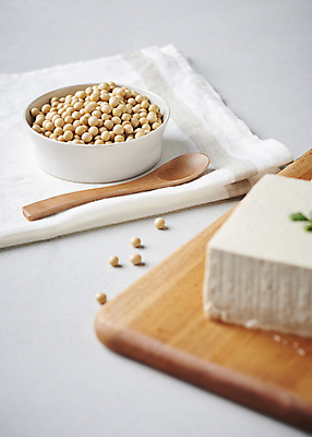 포토 JPG 스튜디오촬영 콩 사람없음 숟가락 흰배경 두부 건강식 다이어트음식 나무도마 두부요리 메주콩 국내포토 음식 백그라운드 다이어트 곡류 도마 수저 실내 목재 흰색 파일형식