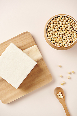 포토 JPG 스튜디오촬영 콩 사람없음 하이앵글 숟가락 두부 건강식 다이어트음식 나무도마 두부요리 메주콩 분홍색배경 국내포토 음식 뷰포인트 분홍색 백그라운드 다이어트 곡류 도마 수저 실내 목재 파일형식
