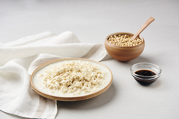 포토 JPG 스튜디오촬영 콩 사람없음 숟가락 흰배경 간장 건강식 다이어트음식 두부요리 메주콩 순두부 국내포토 음식 백그라운드 다이어트 곡류 수저 실내 흰색 양념 파일형식