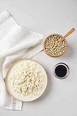 포토 JPG 스튜디오촬영 콩 사람없음 하이앵글 흰배경 간장 건강식 다이어트음식 두부요리 메주콩 순두부 국내포토 음식 뷰포인트 백그라운드 다이어트 곡류 실내 흰색 양념 파일형식