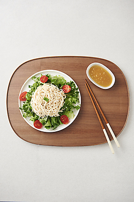 포토 JPG 스튜디오촬영 젓가락 방울토마토 사람없음 샐러드 소스 흰배경 건강식 다이어트음식 나무쟁반 두부요리 두부면 두부샐러드 국내포토 음식 백그라운드 다이어트 토마토 쟁반 수저 실내 목재 흰색 양념 두부 파일형식