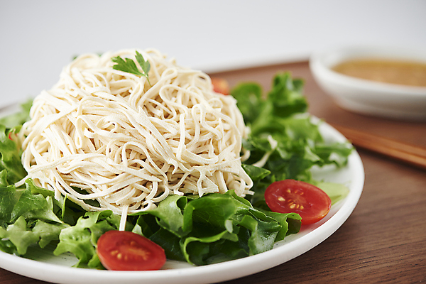 포토 JPG 스튜디오촬영 방울토마토 회색배경 사람없음 아웃포커스 샐러드 소스 건강식 다이어트음식 두부요리 두부면 두부샐러드 국내포토 음식 백그라운드 다이어트 토마토 촬영기법 실내 회색 양념 두부 파일형식