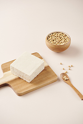 포토 JPG 스튜디오촬영 콩 사람없음 숟가락 두부 건강식 다이어트음식 나무도마 두부요리 메주콩 분홍색배경 국내포토 음식 분홍색 백그라운드 다이어트 곡류 도마 수저 실내 목재 파일형식