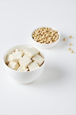 포토 JPG 스튜디오촬영 그릇 콩 사람없음 흰배경 담기 두부 건강식 다이어트음식 두부요리 메주콩 국내포토 식기 음식 백그라운드 다이어트 모션 곡류 실내 흰색 파일형식