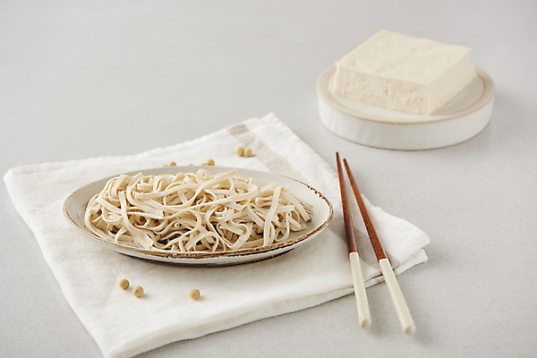 포토 JPG 스튜디오촬영 젓가락 콩 사람없음 흰배경 두부 건강식 다이어트음식 두부요리 메주콩 두부면 국내포토 음식 백그라운드 다이어트 곡류 수저 실내 흰색 파일형식