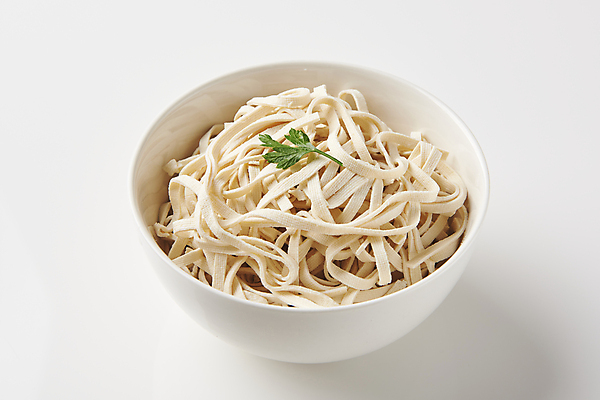 포토 JPG 스튜디오촬영 파슬리 사람없음 흰배경 건강식 다이어트음식 두부요리 두부면 두부파스타 국내포토 음식 백그라운드 다이어트 채소 파스타 실내 흰색 두부 파일형식