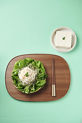 포토 JPG 스튜디오촬영 채소 젓가락 파슬리 사람없음 하이앵글 샐러드 두부 건강식 다이어트음식 나무쟁반 두부요리 초록배경 두부면 두부샐러드 국내포토 음식 뷰포인트 백그라운드 다이어트 쟁반 수저 실내 목재 초록색 파일형식