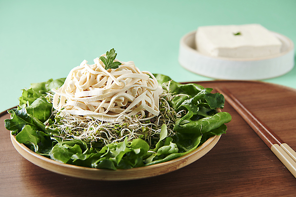 포토 JPG 스튜디오촬영 채소 젓가락 사람없음 아웃포커스 샐러드 두부 건강식 다이어트음식 나무쟁반 두부요리 초록배경 두부면 두부샐러드 국내포토 음식 백그라운드 다이어트 쟁반 촬영기법 수저 실내 목재 초록색 파일형식