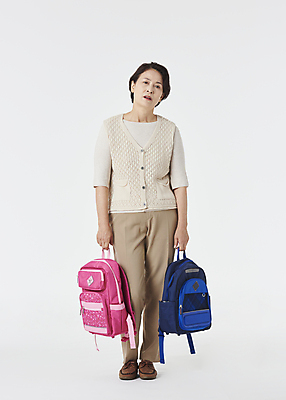 포토 JPG 스튜디오촬영 전신 여자 노년 할머니 책가방 실내 피곤 한명 서기 들기 앞모습 실버라이프 한국인 육아 60대 흰배경 힘듦 노인여자한명만 황혼육아 국내포토 1 라이프스타일 뷰포인트 백그라운드 컨셉 가방 모션 사람 동양인 성인 내부 흰색 여자한명만 노인여자만 파일형식